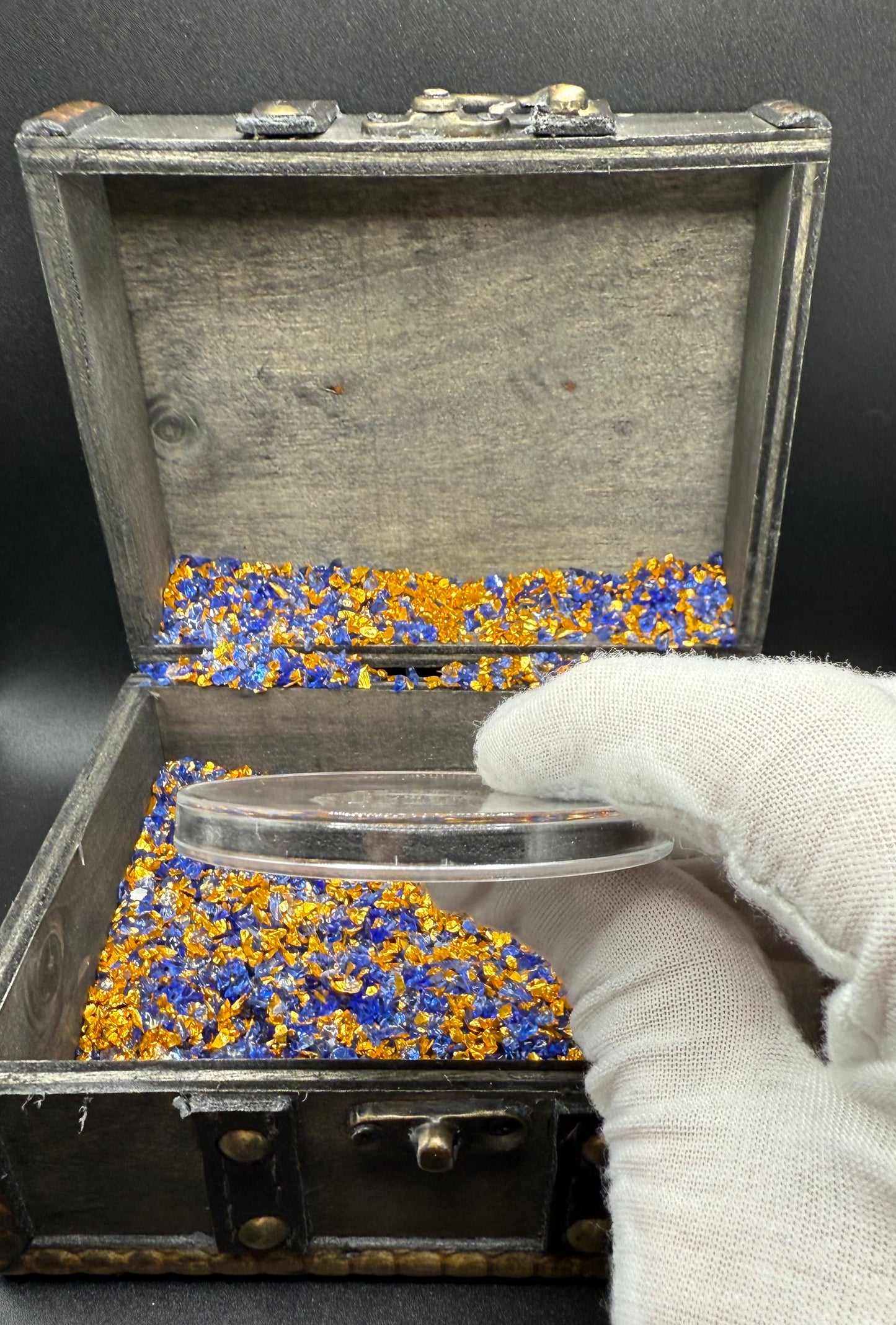 '1622 Atocha Shipwreck 400th Anniversary 8 Reales Silver Cob' Hand Crafted by Daniel Carr 24 Grams .999 Fine Silver Round Antique Finish Includes Wood Treasure Chest, Capsule & COA