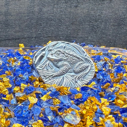 'Cute Frog' .5 oz .999 Pure Silver Nugget Hand Crafted by St Bee's in England, Shiny Finish, Includes Wooden Box & COA, Mint Condition Limited Edition