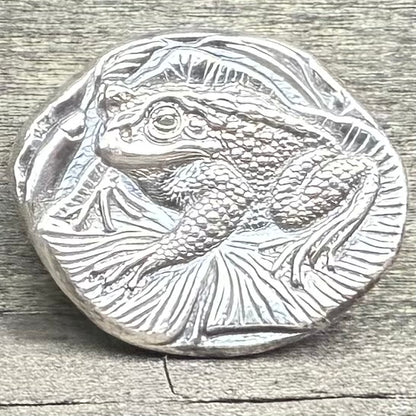 'Cute Frog' .5 oz .999 Pure Silver Nugget Hand Crafted by St Bee's in England, Shiny Finish, Includes Wooden Box & COA, Mint Condition Limited Edition