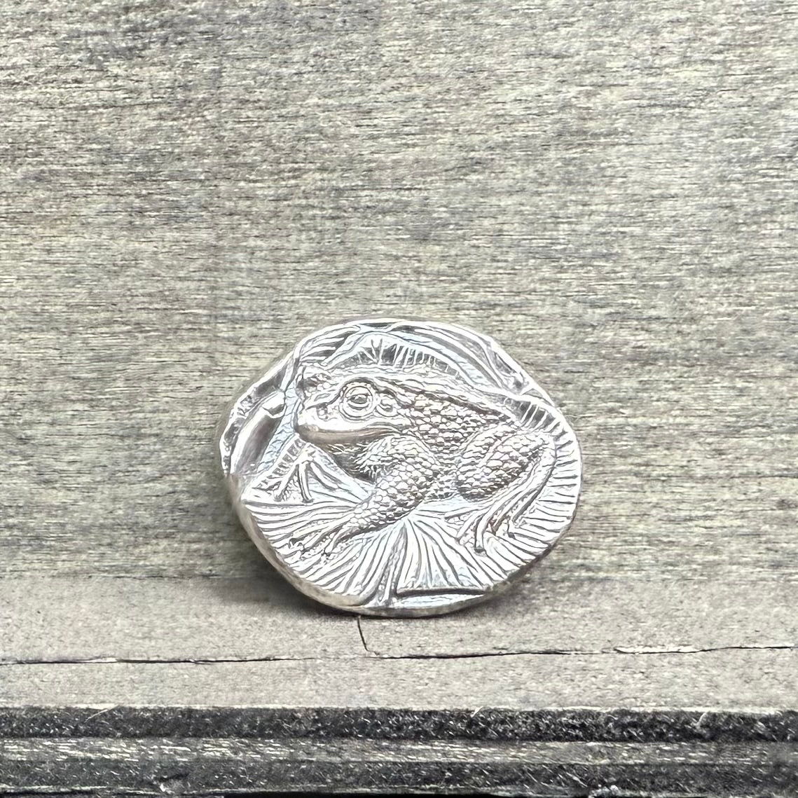 'Cute Frog' .5 oz .999 Pure Silver Nugget Hand Crafted by St Bee's in England, Shiny Finish, Includes Wooden Box & COA, Mint Condition Limited Edition