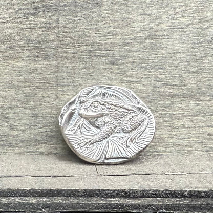 'Cute Frog' .5 oz .999 Pure Silver Nugget Hand Crafted by St Bee's in England, Shiny Finish, Includes Wooden Box & COA, Mint Condition Limited Edition