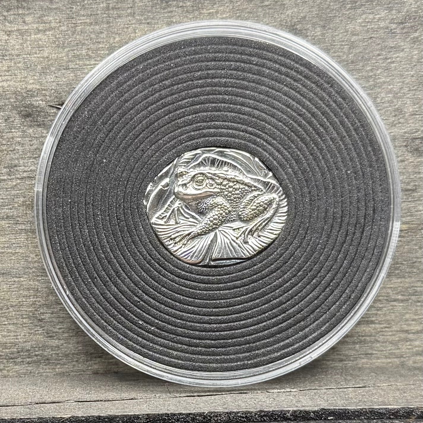 'Cute Frog' .5 oz .999 Pure Silver Nugget Hand Crafted by St Bee's in England, Shiny Finish, Includes Wooden Box & COA, Mint Condition Limited Edition